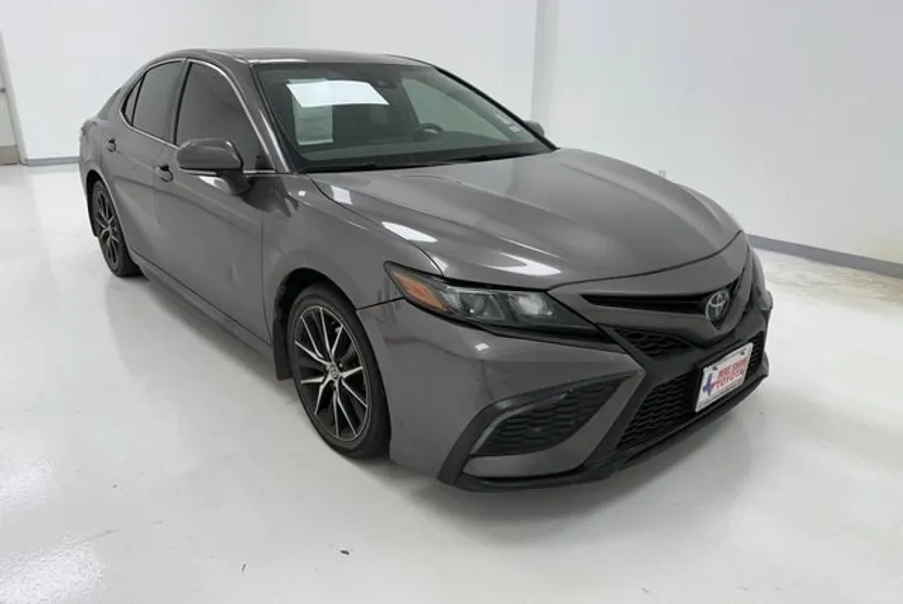 2022 Toyota Camry SE photo 1