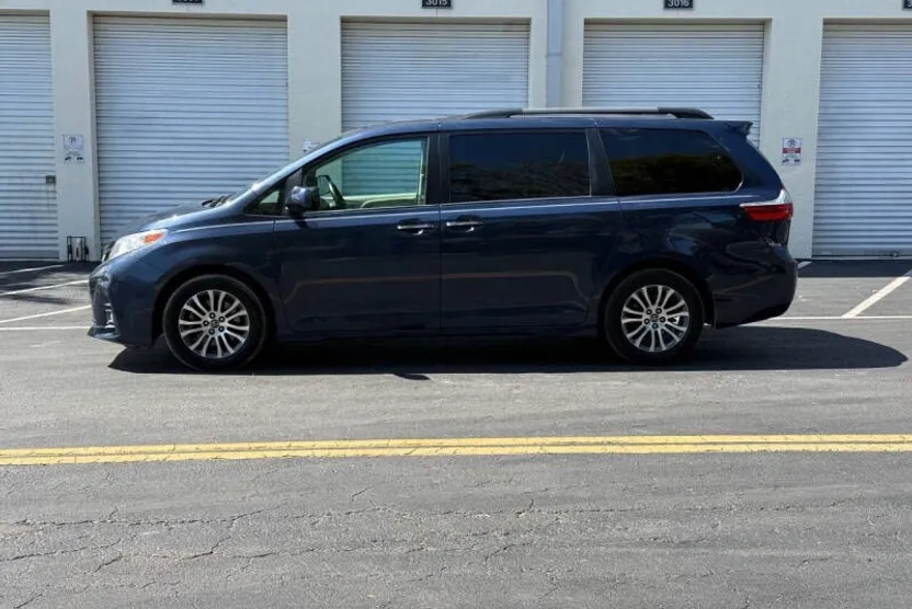 2018 Toyota Sienna XLE photo 1