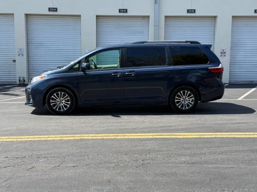 2018 Toyota Sienna XLE photo 1