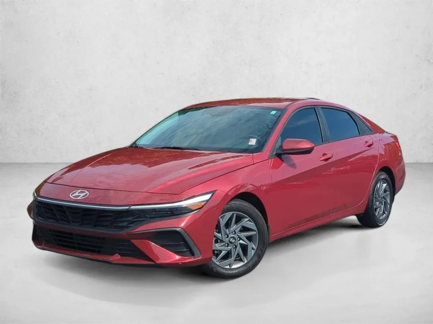 2024 Hyundai Elantra SEL photo 1