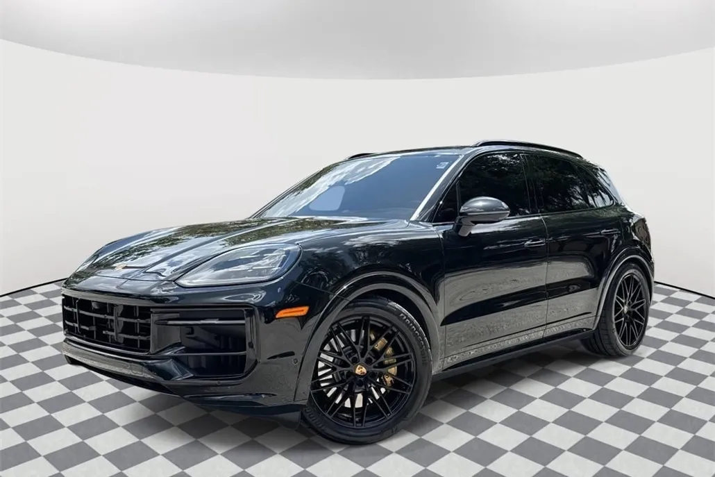 2025 Porsche Cayenne GTS photo 1