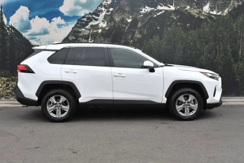 2024 Toyota RAV4 XLE photo 1