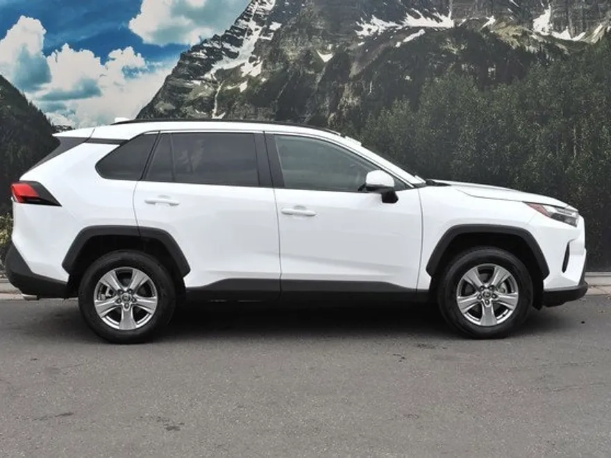 2024 Toyota RAV4 XLE photo 1