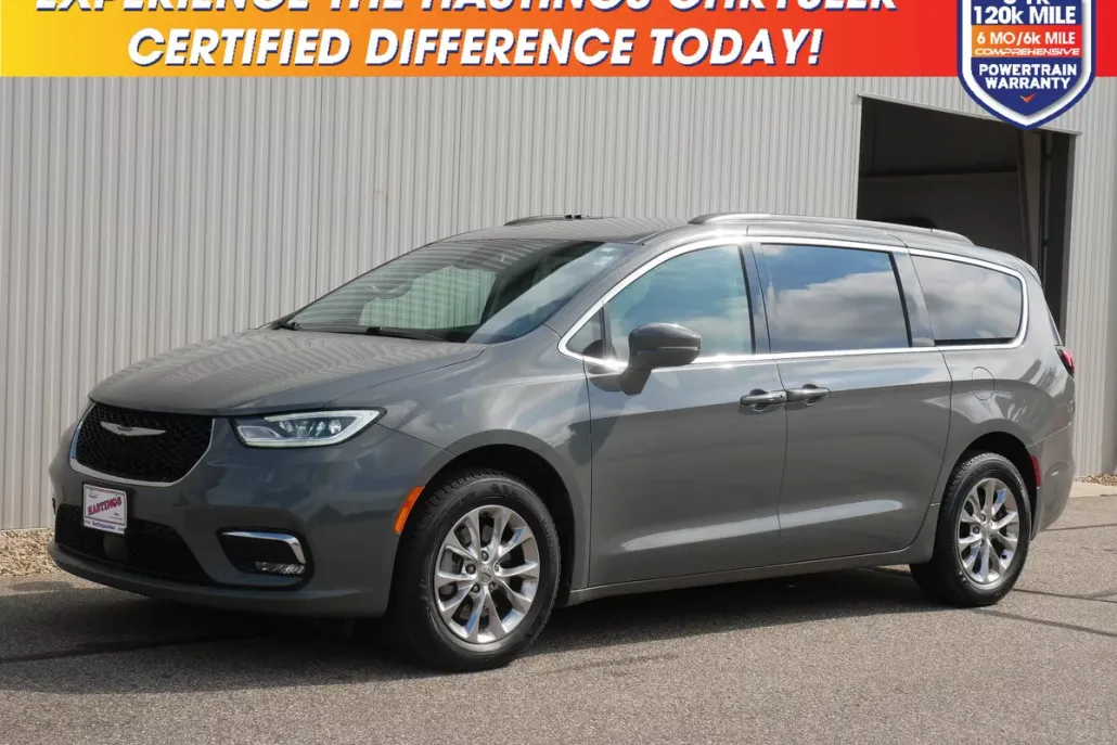 2022 Chrysler Pacifica Touring L photo 1