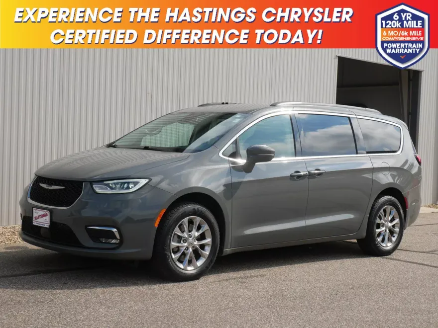 2022 Chrysler Pacifica Touring L photo 1