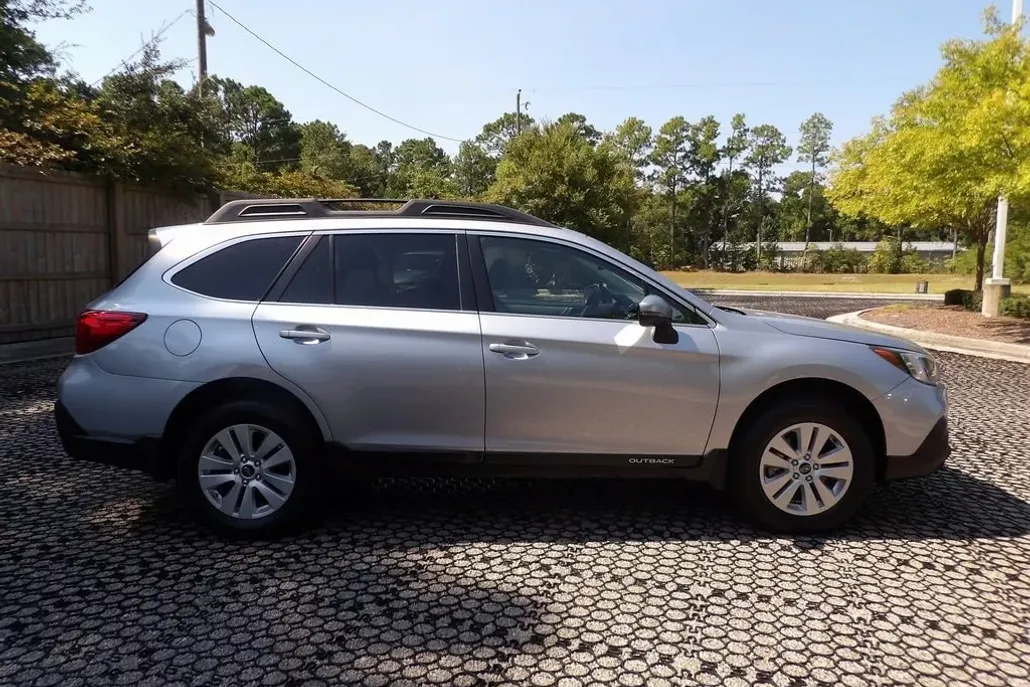 2019 Subaru Outback 2.5i Premium photo 1