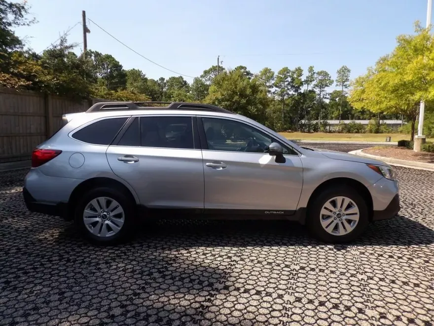 2019 Subaru Outback 2.5i Premium photo 1