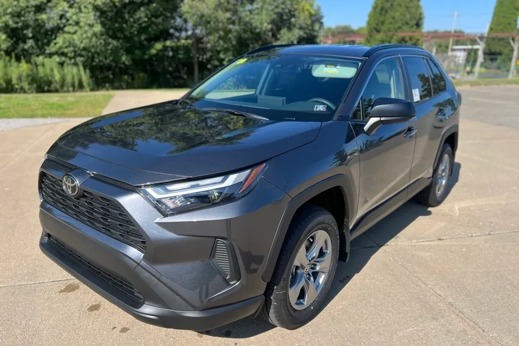2025 Toyota RAV4 Hybrid LE photo 1