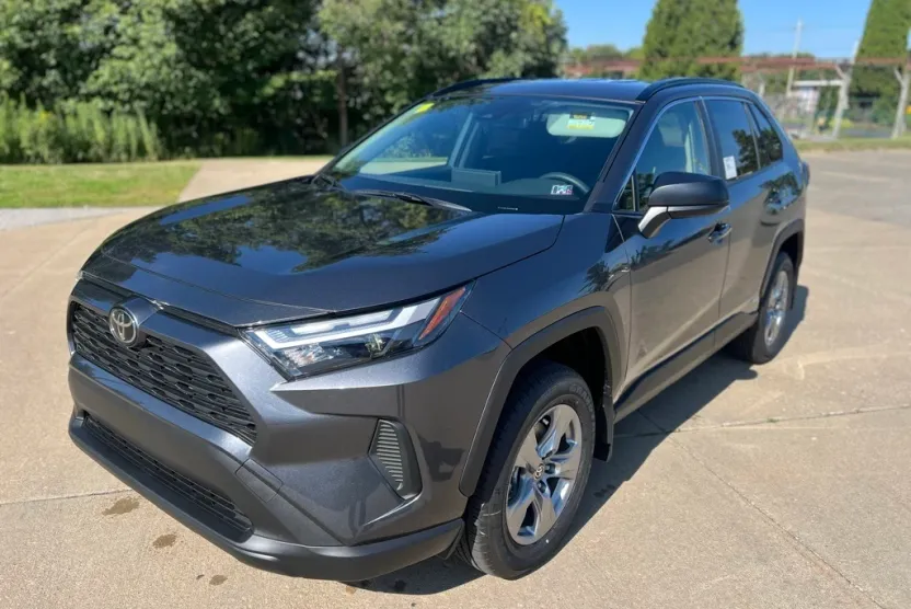 2025 Toyota RAV4 Hybrid LE photo 1