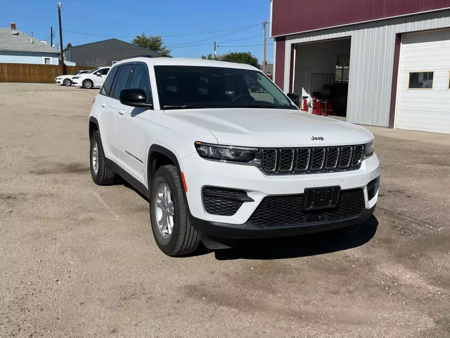 2023 Jeep Grand Cherokee Laredo photo 1