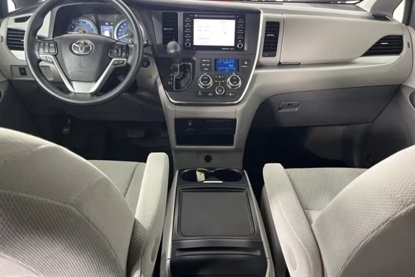 2019 Toyota Sienna LE photo 1