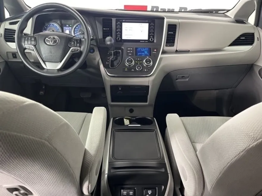 2019 Toyota Sienna LE photo 1