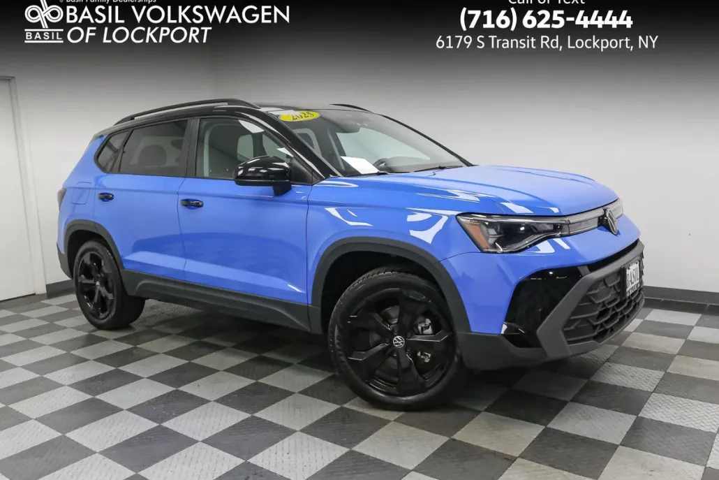 2025 Volkswagen Taos SE photo 1