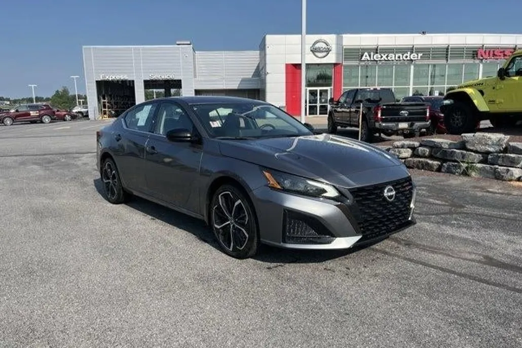 2023 Nissan Altima 2.5 SR photo 1