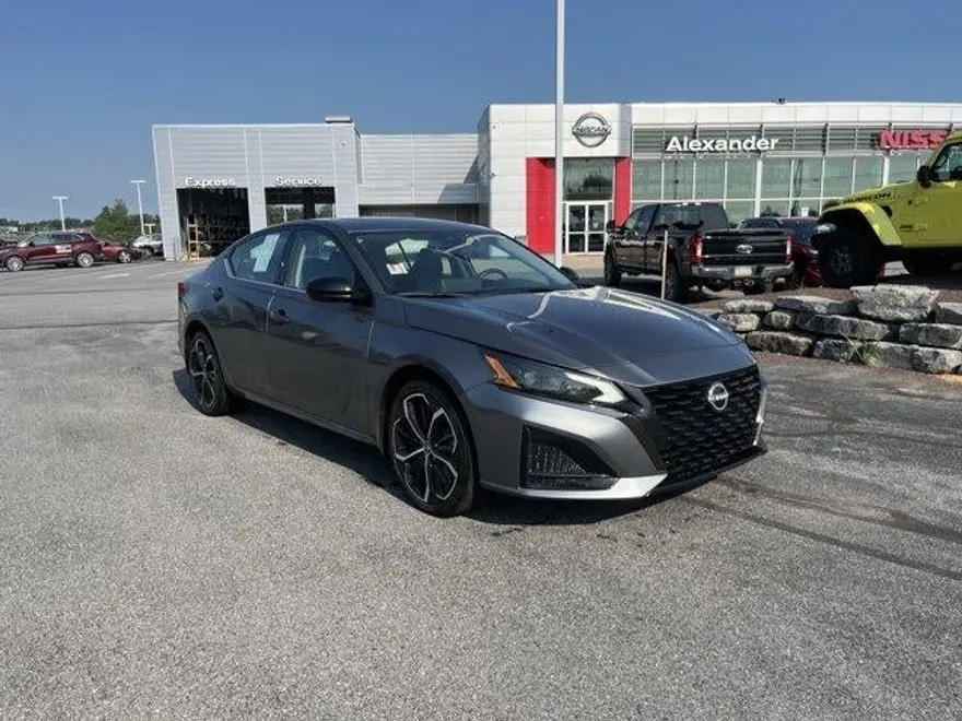 2023 Nissan Altima 2.5 SR photo 1