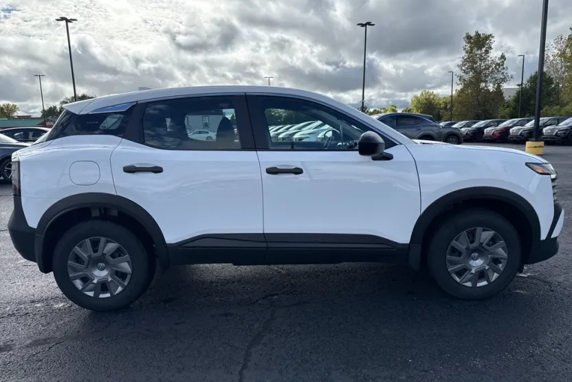 2025 Nissan Kicks S photo 1