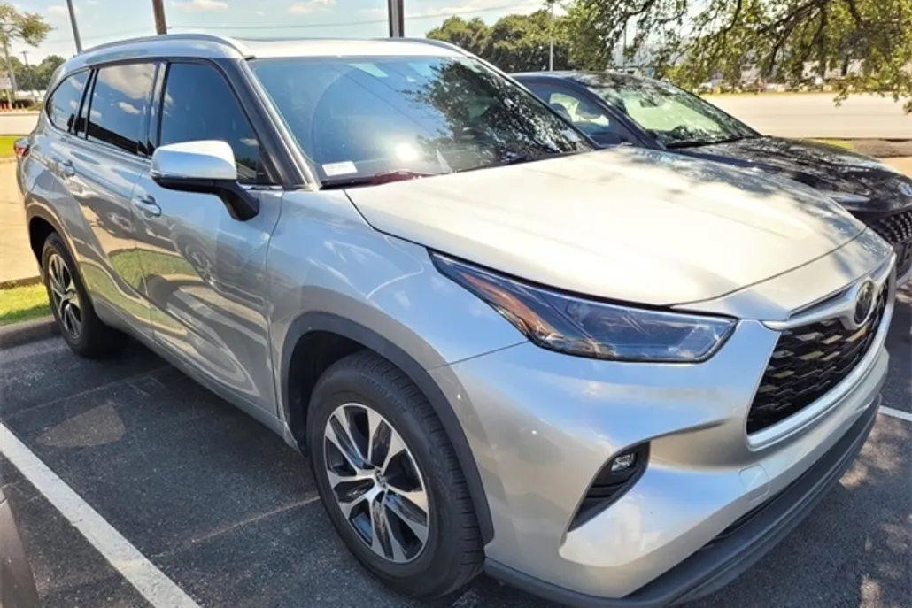 2022 Toyota Highlander XLE photo 1