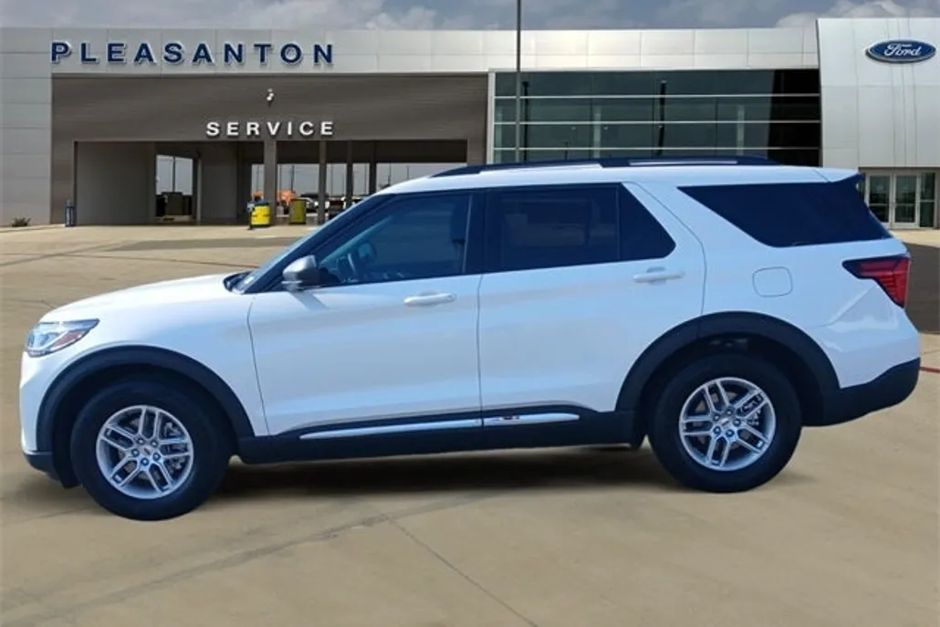 2025 Ford Explorer photo 1