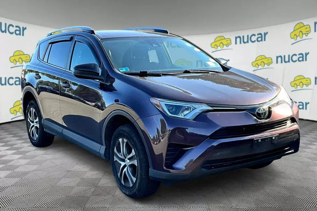 2018 Toyota RAV4 LE photo 1