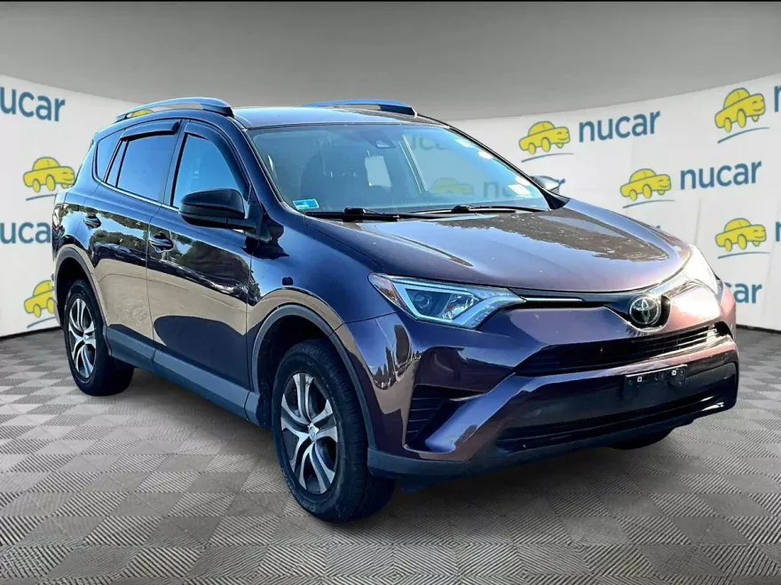 2018 Toyota RAV4 LE photo 1