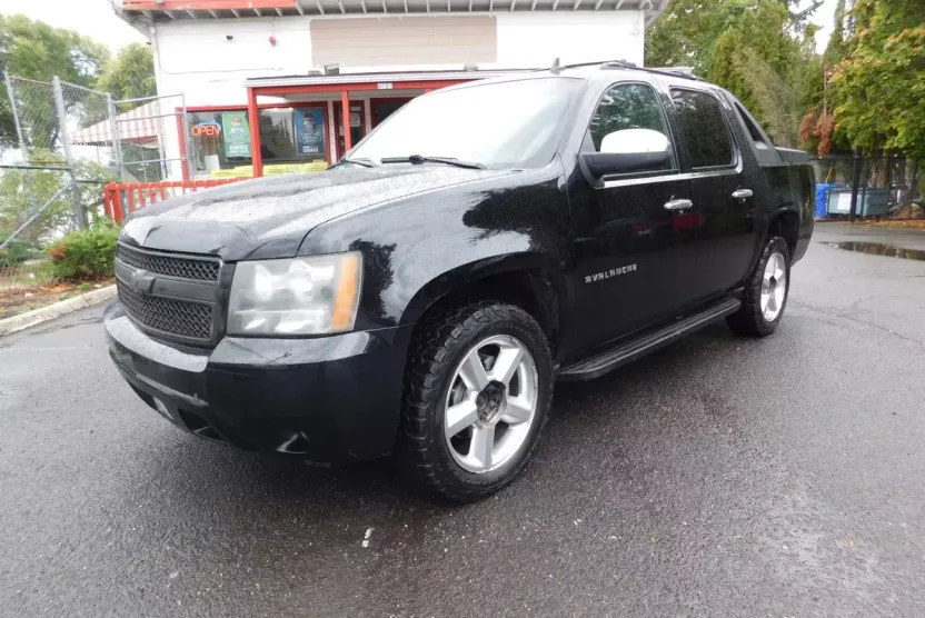 2011 Chevrolet Avalanche LS photo 1