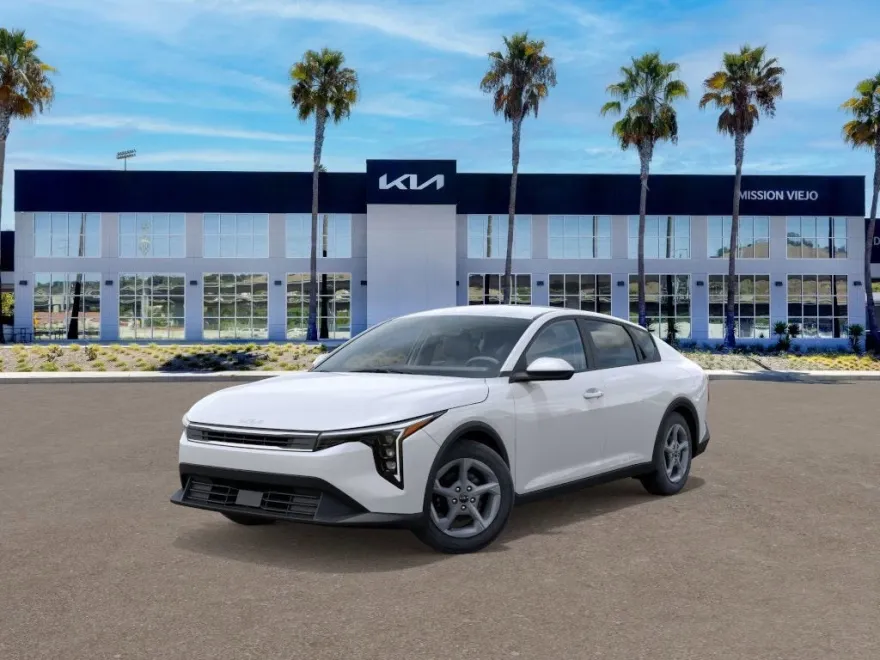 2025 Kia K4 LXS photo 1