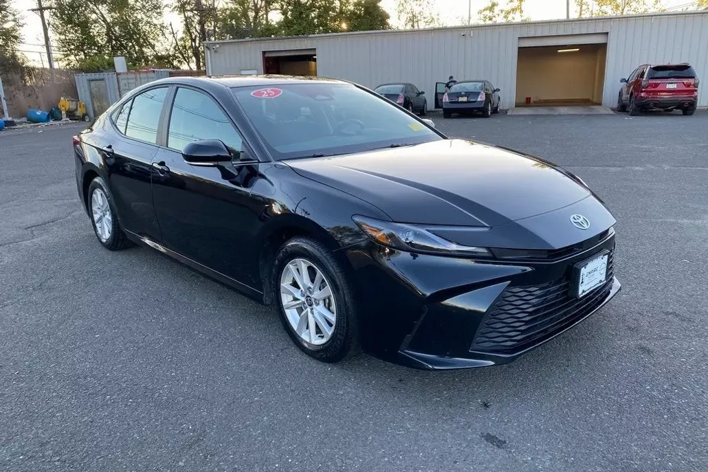 2025 Toyota Camry LE photo 1
