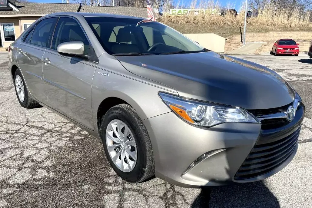 2017 Toyota Camry Hybrid LE photo 1