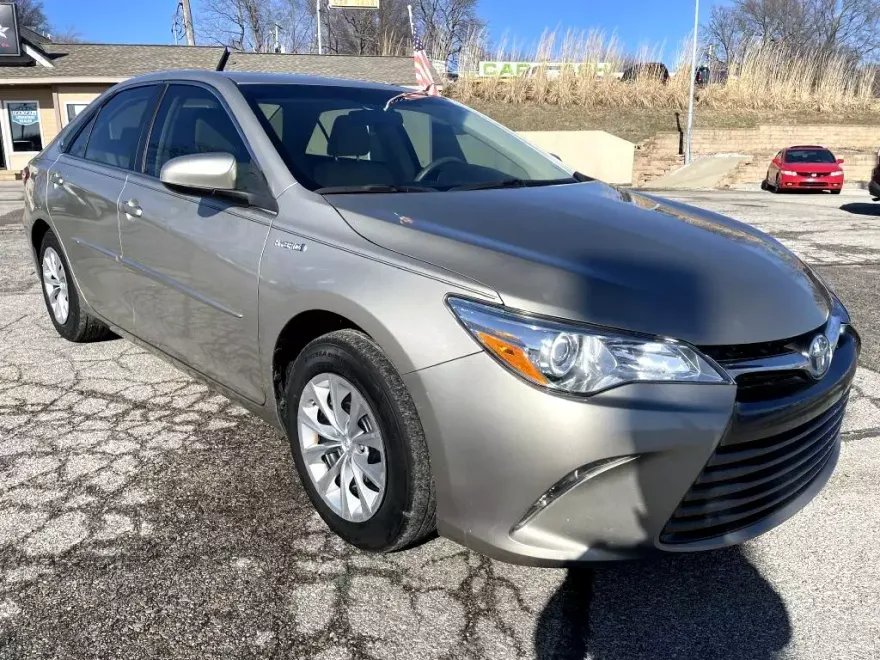2017 Toyota Camry Hybrid LE photo 1