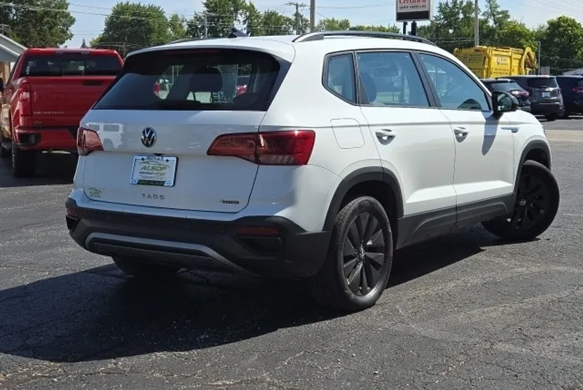 2022 Volkswagen Taos S photo 1