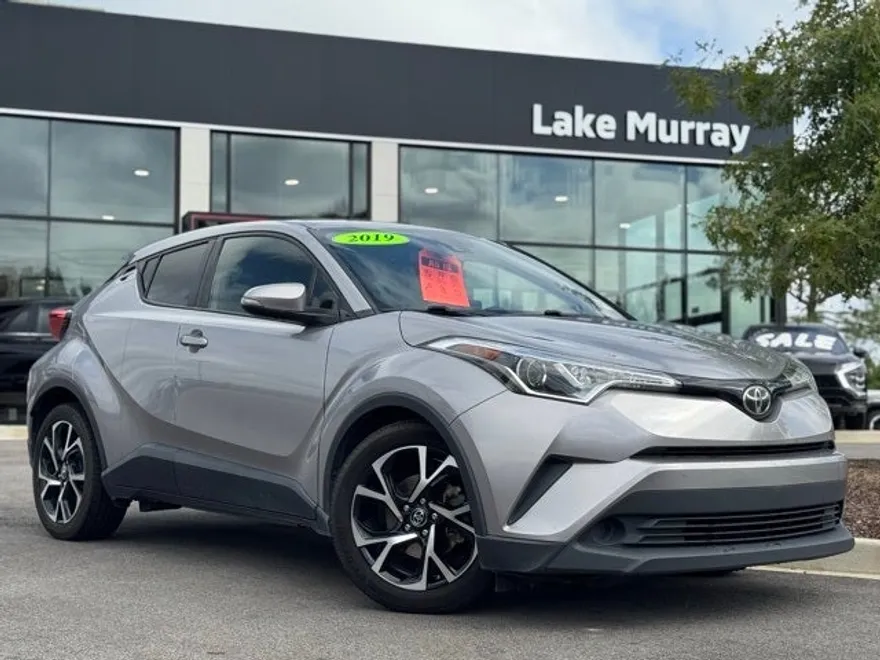 2019 Toyota C-HR XLE photo 1