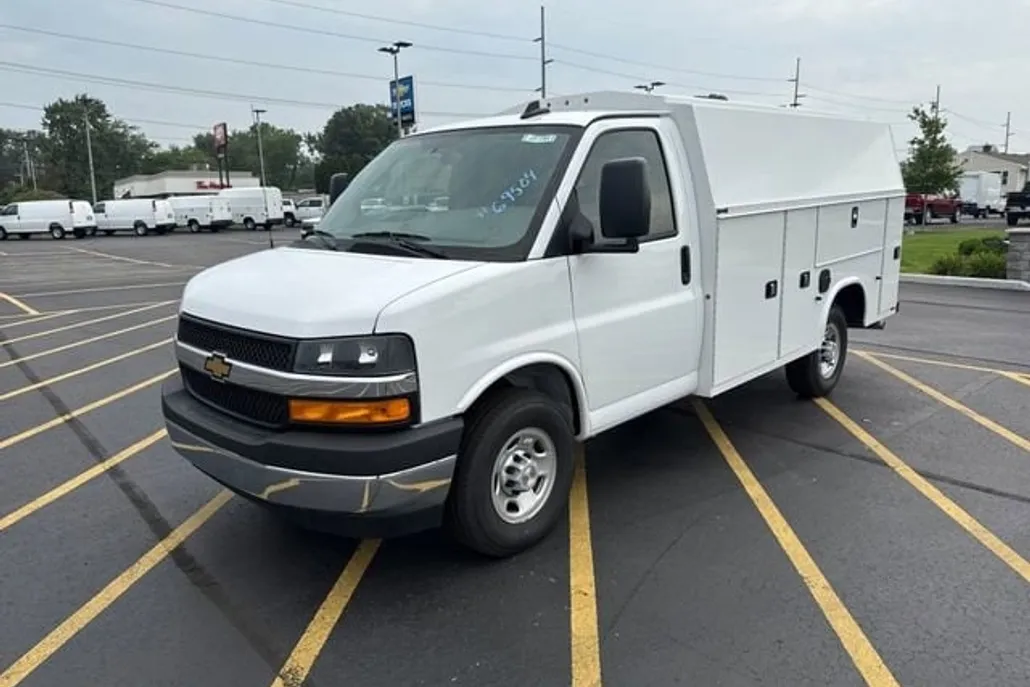 2025 Chevrolet Express Cutaway 3500 photo 1