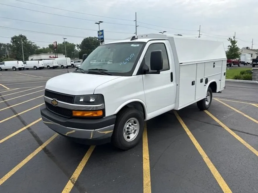 2025 Chevrolet Express Cutaway 3500 photo 1