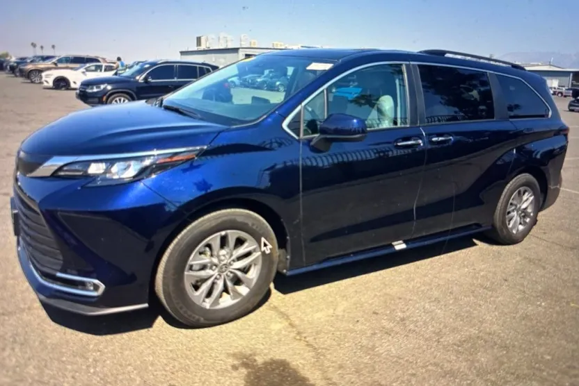 2024 Toyota Sienna XLE photo 1