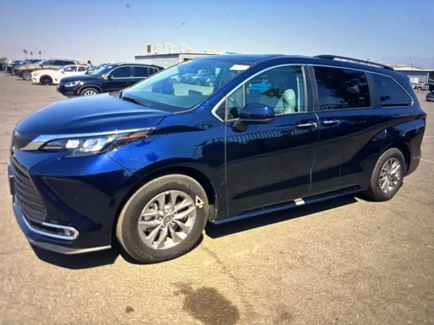 2024 Toyota Sienna XLE photo 1