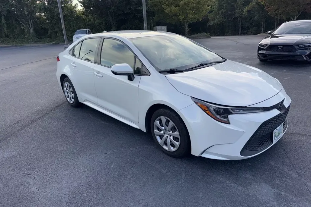 2021 Toyota Corolla LE photo 1