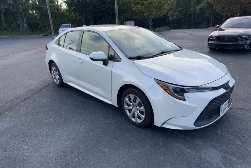 2021 Toyota Corolla LE photo 1