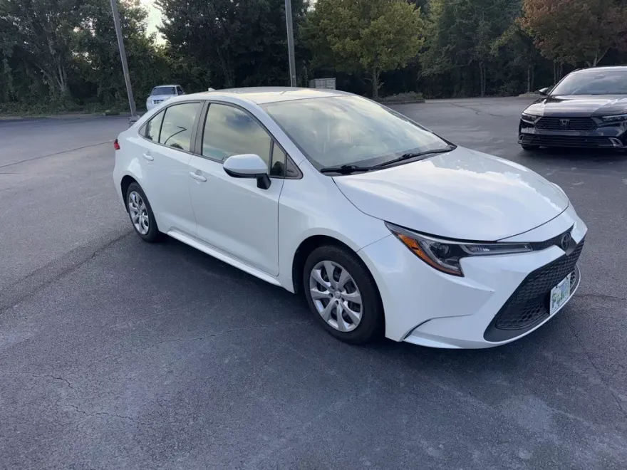 2021 Toyota Corolla LE photo 1