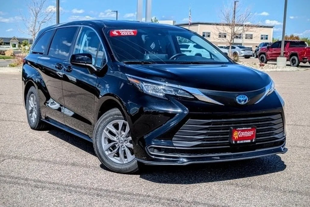 2023 Toyota Sienna LE photo 1