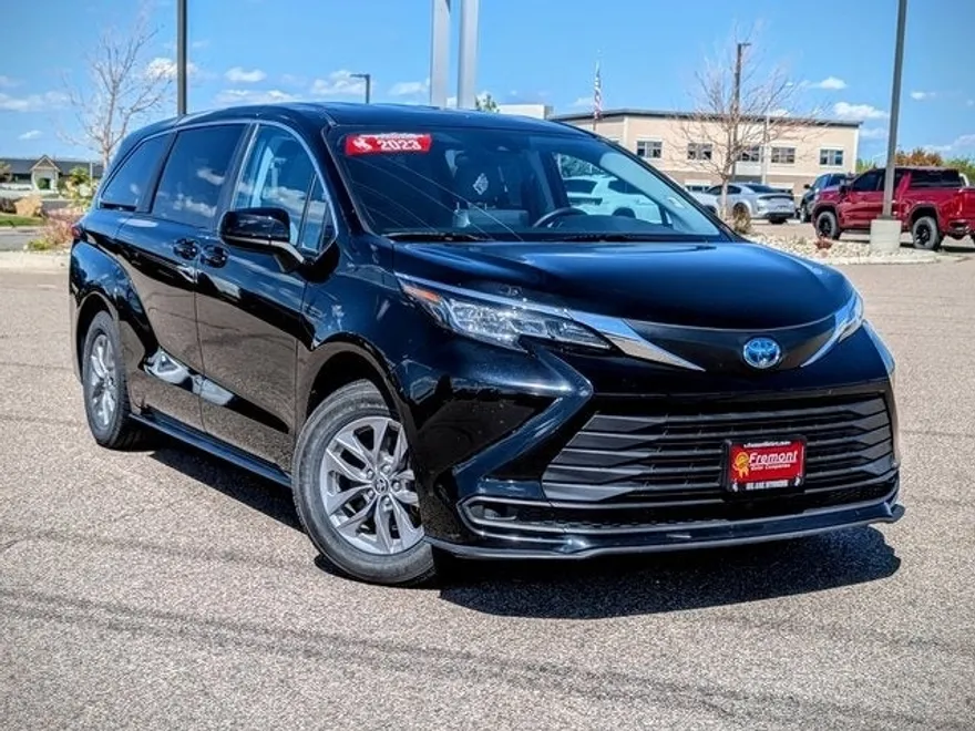 2023 Toyota Sienna LE photo 1