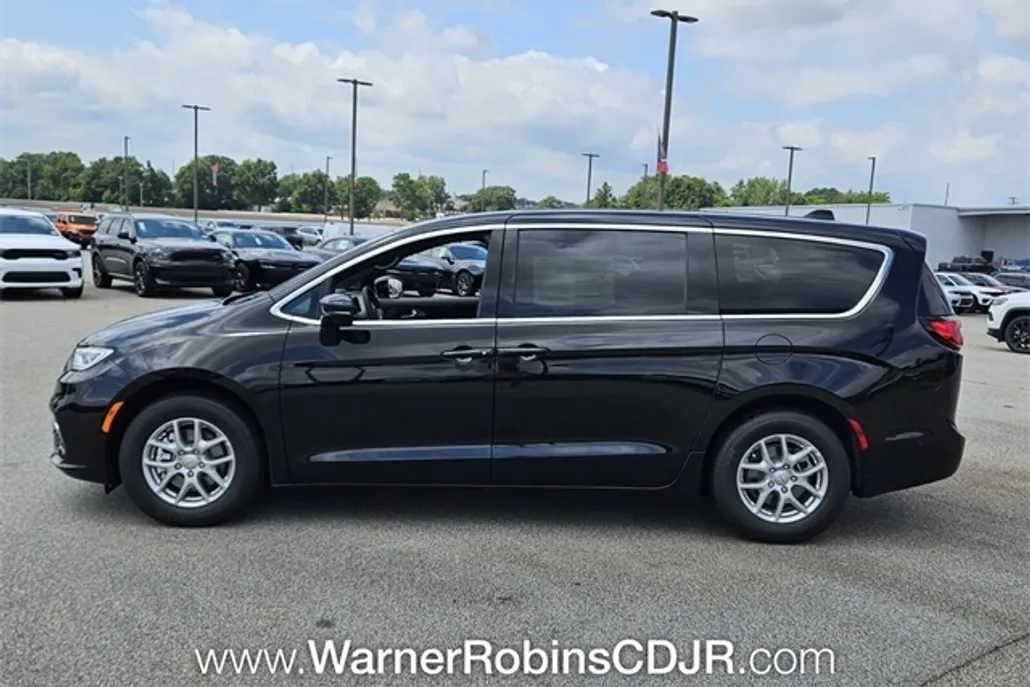 2025 Chrysler Pacifica photo 1