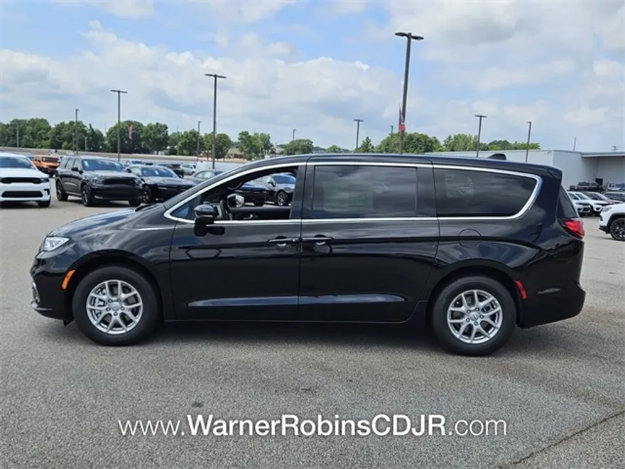 2025 Chrysler Pacifica photo 1