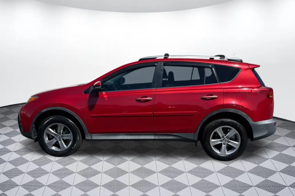 2015 Toyota RAV4 XLE photo 1