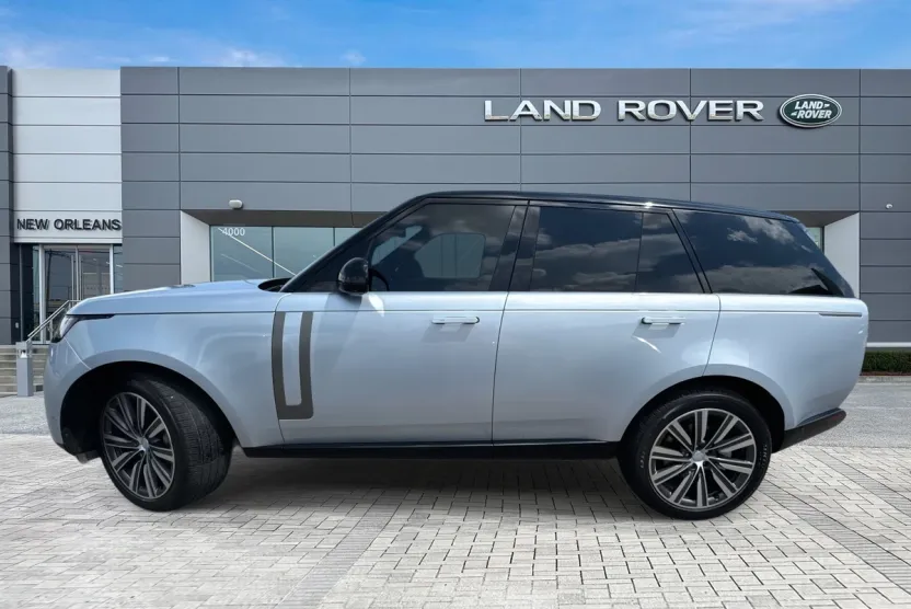 2023 Land Rover Range Rover SE photo 1