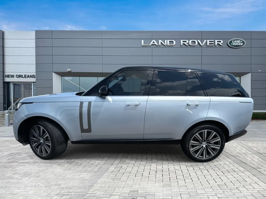 2023 Land Rover Range Rover SE photo 1