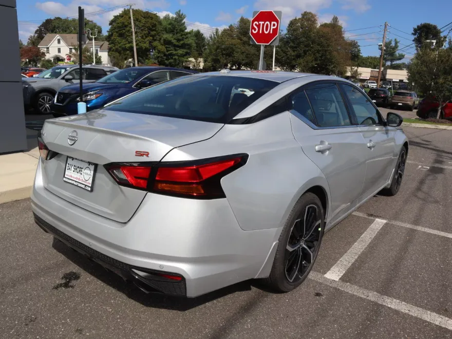 2025 Nissan Altima SR photo 1