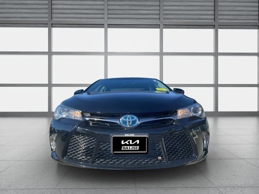 2017 Toyota Camry SE photo 1