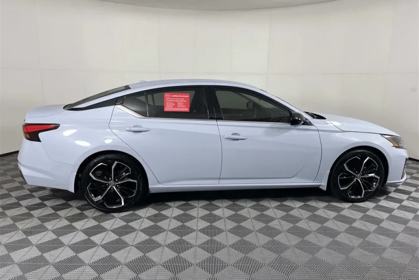 2023 Nissan Altima 2.5 SR photo 1