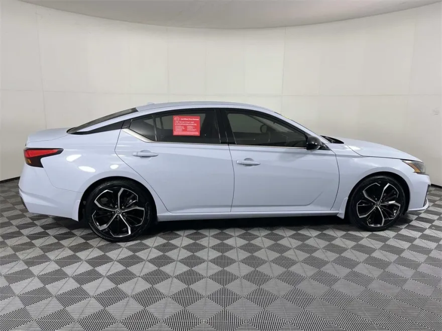 2023 Nissan Altima 2.5 SR photo 1