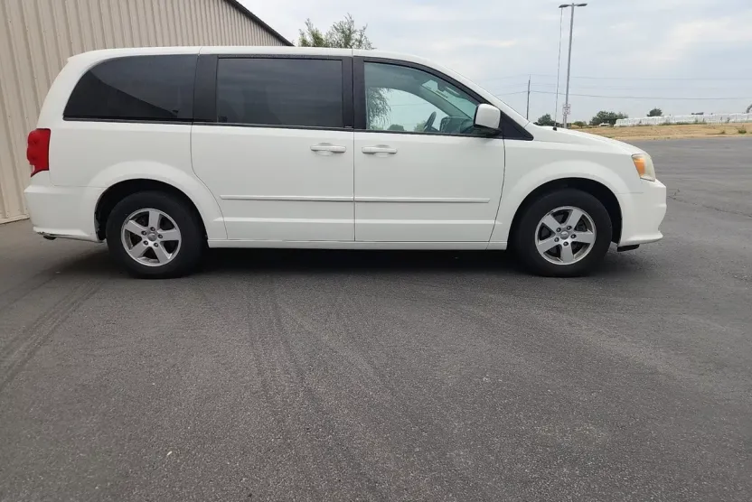 2012 Dodge Grand Caravan SE photo 1